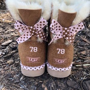 UGGS Excellent Used Conditon mini Bailey bow 78